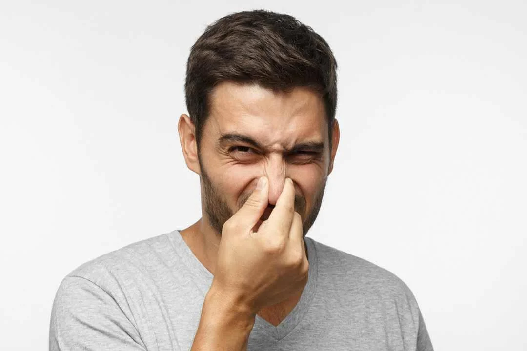 تغير لون البول أو رائحته بين الطبيعي والمقلق
