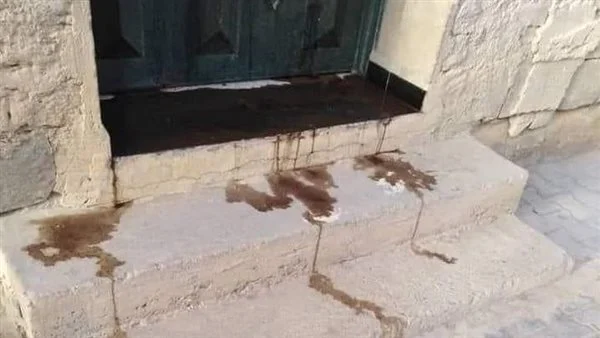 آثار غريبة عند الباب أو العتبة أو الزوايا