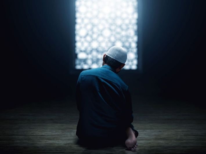 علامات شائعة قد يشعر بها المصاب عند الوقوف للصلاة